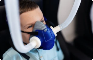 Child using a respiratory mask.